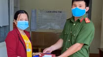 Công an xã tìm và trao trả tài sản cho người bỏ quên