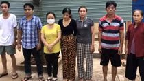 Nhóm nam nữ chơi "xì dách" ăn tiền "quên dịch"