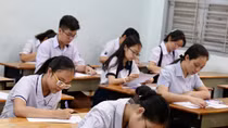 Phụ huynh hồi hộp chờ con rời phòng thi