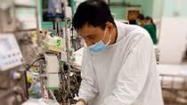 Bé 2 tuổi bị chó cắn rách cổ