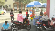 Muôn kiểu phụ huynh chờ con dự thi 