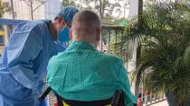 Phi công người Anh đã ngồi xe lăn tắm nắng