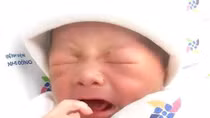 Một trẻ sơ sinh bị bỏ rơi ven đường