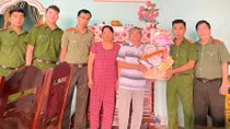 Thăm và tặng quà gia đình nguyên Phó trưởng Công an xã hy sinh