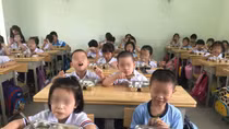 Gần 100 học sinh cùng 1 giáo viên và 1 bảo mẫu nghi ngộ độc thực phẩm