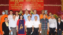 Phó Thủ tướng Thường trực thăm hỏi, tặng quà Tết tại chùa Chăn Ta Răng Sây