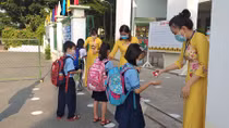 Hướng dẫn học sinh rửa tay khử khuẩn ngay cổng trường 