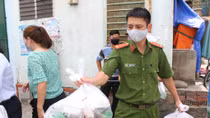 Phát hơn 10.000 suất ăn và quà cho người gặp khó khăn mùa dịch COVID-19