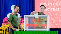 Công an Bình Phước ủng hộ tiền và gói bánh tét gửi đồng bào miền Trung
