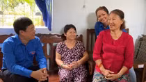 Bí thư thứ Nhất Trung ương Đoàn thăm và tặng quà các Mẹ Việt Nam Anh hùng