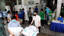 Phát gần 60 tấn gạo cho người khó khăn mùa dịch