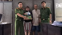 Công an phường tìm được người thân cho ông lão bị lạc