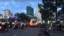 Nhiều xe cố tình dừng đón khách nơi có biển cấm