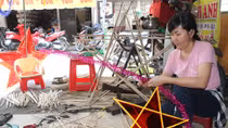 Lồng đèn trung thu truyền thống được người dân tìm mua