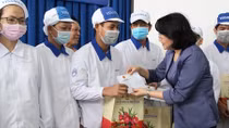 Phó Chủ tịch nước tặng quà cho công nhân ở Bình Dương