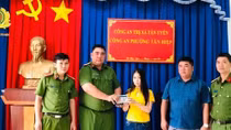 Chủ hàng điện thoại trả lại gần 100 triệu đồng cho khách để quên