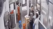 Đình chỉ công tác nữ hộ sinh xúi chồng đánh nữ điều dưỡng