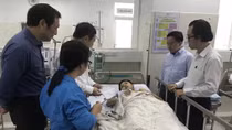 Không thu viện phí với các em học sinh đang điều trị bị cây đè