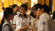 Thí sinh vui tươi sau khi thi môn Toán