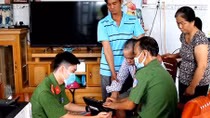 Công an đến tận nhà làm CCCD cho cựu chiến binh