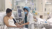 2 thợ lặn ngộ độc khí khi vớt tàu chìm ở sông Lòng Tàu 