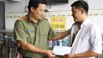 Thăm hỏi thành viên CLB phòng chống tội phạm bị thương 