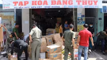 Thu giữ gần 2 tấn hàng giả tại một cửa hàng tạp hoá
