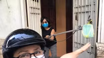 Người giao hàng và người mua phải giữ khoảng cách ít nhất 2m