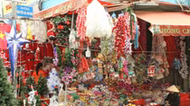 Nhộn nhịp hàng hoá phục vụ mùa Noel