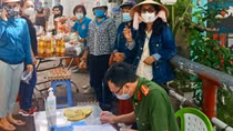 Công nhân tại phường Tân Tạo tạm nghỉ đến công ty từ sáng 14/6