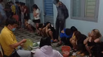 Chủ nhà nghỉ cùng hàng chục thanh niên mở "tiệc" ma túy