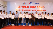 Trao tặng học bổng cho học sinh, sinh viên sau dịch COVID-19