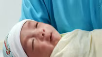 Bé trai bị bỏ rơi bên đường đã được xuất viện