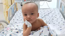 Hai bé Trúc Nhi - Diệu Nhi đã tự ngồi dậy và biết chơi đùa