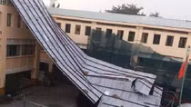 Trường bị lốc tốc mái nên học sinh dời đến một số trường khác để học