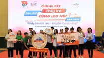 Sôi nổi sân chơi Thầy trò cùng leo núi