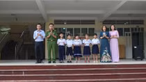 Công an Tân Uyên tặng quà học sinh giỏi có hoàn cảnh khó khăn 