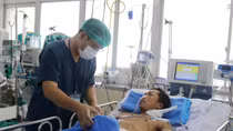 Người đàn ông bị rắn cắn đã được rút ống thở và tự thở tốt