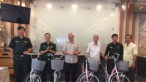 Trao xe đạp cho HS thuộc diện chính sách khu vực biên giới