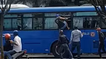 Nhóm côn đồ cầm mã tấu, đập phá xe buýt ở TP Hồ Chí Minh