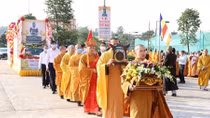 Rước tượng Ngọc Phật Thích Ca nặng 3,8 tấn