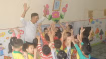 Thầy giáo mầm non yêu nghề 