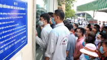 Hàng trăm người dân chen chân xét nghiệm COVID-19 
