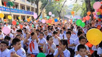 Học sinh cả nước khai giảng trong tiết trời mưa nắng đan xen