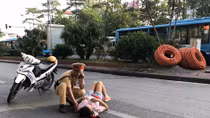Khoảnh khắc đẹp của chiến sĩ CSGT giúp đỡ người phụ nữ bị tai nạn