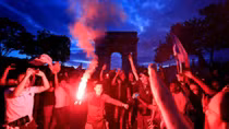 Pháo sáng rực trời trong đêm "Gà trống" vào chung kết World Cup 