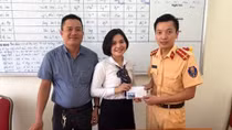 CSGT trao 62 triệu đồng nhặt được cho chủ nhân