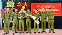 Khen thưởng thành tích truy bắt đối tượng dùng súng bắn người