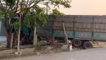 Xe chở gỗ dăm mất lái, lao thẳng vào nhà dân