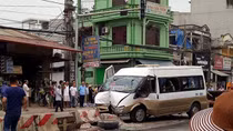 Tài xế ngủ gật, xe khách cắm đầu dải phân cách